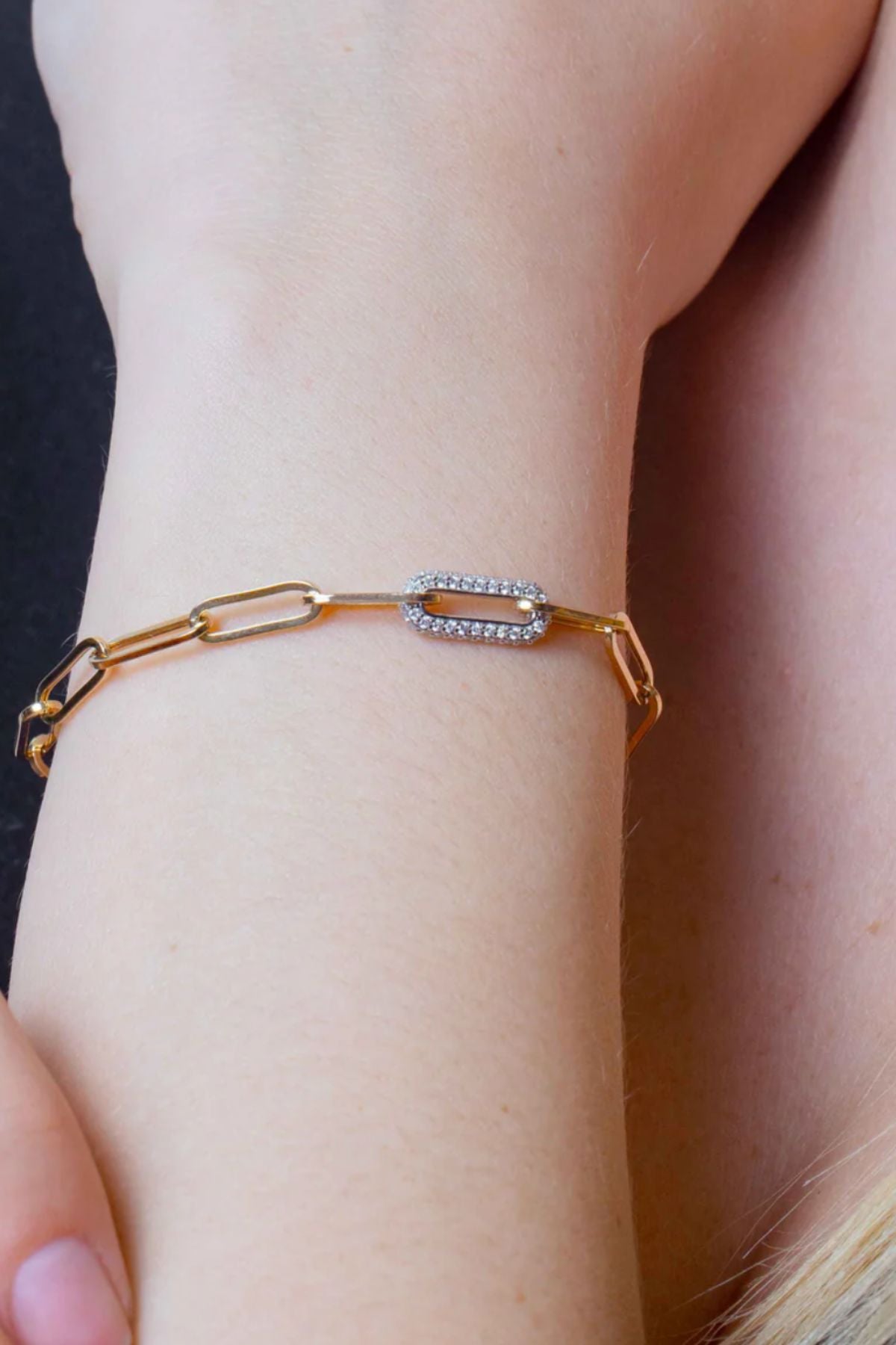 PAPERCLIP BRACELET WITH CENTER PAVE PINK